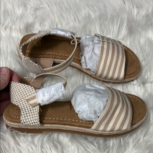 NWOT MIA Girls Big Kids Size 3 Esmee Tan Off White Sandals - Picture 1 of 9
